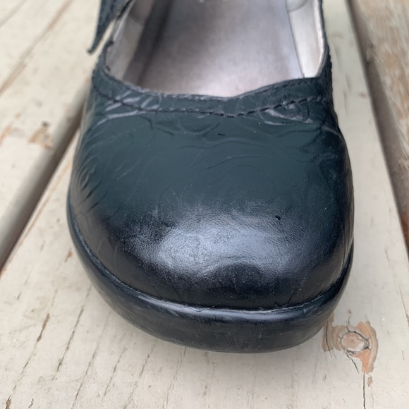 embossed roses black Mary Janes - Picture 4 of 13